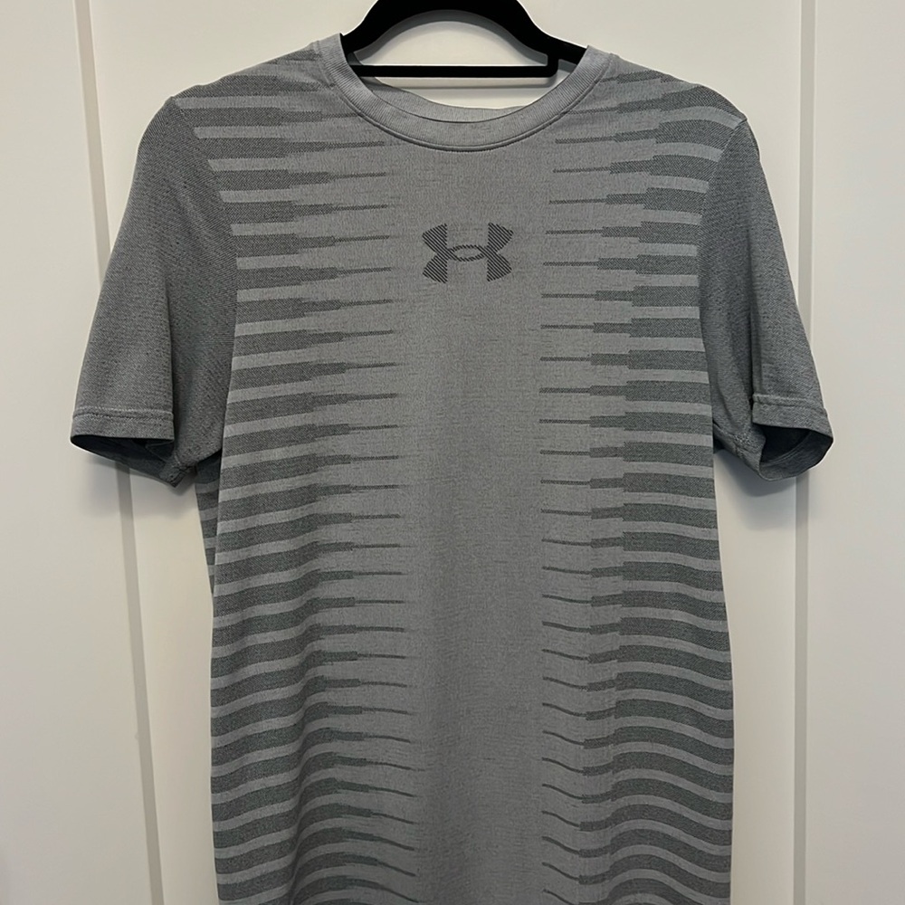 Men's Under Armour shirt, Size S